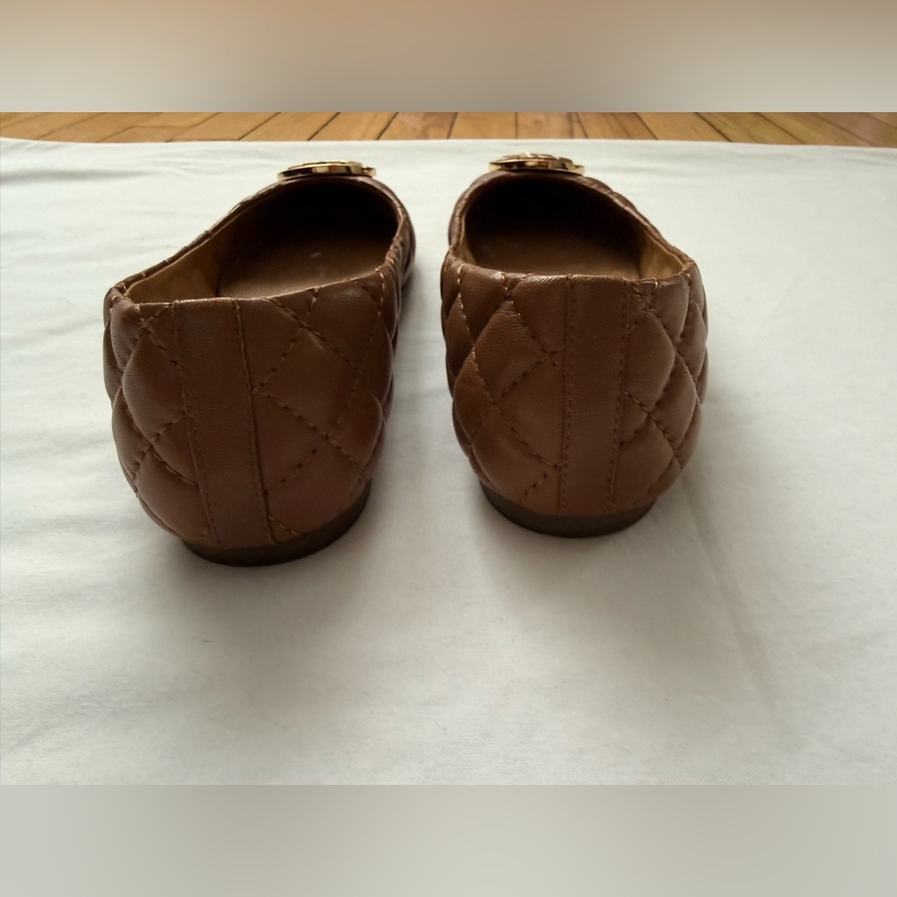 Tory Burch Tan Quilted Flats with Gold Logo Sz6 - Picture 3 of 3